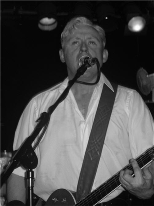 Kirk Brandon on stage in Nuneaton (Sid)