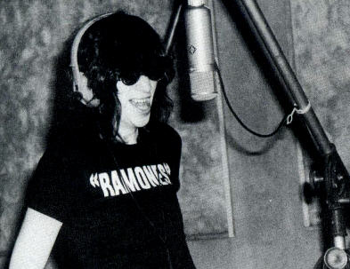 Joey Ramone laying down those vocals 1976